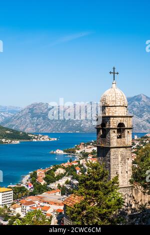 Alte Kirchturm und Kotor Altstadt, Panoramablick. Kotor Bucht in Montenegro. Balkan, Adria, Europa. Stockfoto