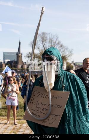 Deutsche Corona-Rebellen protestieren gegen Einschränkungen des Coronavirus wie das Tragen von Masken und Montagebefehlen der deutschen Regierung, Düsseldorf, Deutschland. Stockfoto