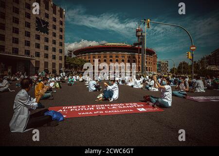 Barcelona, Spanien. September 2020. Junge Hausärzte protestieren während ihrer Postgraduiertenausbildung, die sich auf das Gesundheitssystem spezialisiert hat, wegen niedriger Löhne, hoher Arbeitszeiten und mangelnder Überwachung über prekäre Bedingungen. Quelle: Matthias Oesterle/Alamy Live News Stockfoto