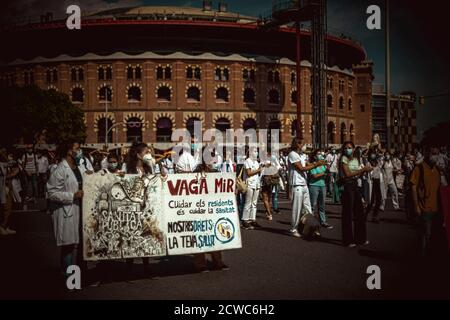 Barcelona, Spanien. September 2020. Junge Hausärzte protestieren während ihrer Postgraduiertenausbildung, die sich auf das Gesundheitssystem spezialisiert hat, wegen niedriger Löhne, hoher Arbeitszeiten und mangelnder Überwachung über prekäre Bedingungen. Quelle: Matthias Oesterle/Alamy Live News Stockfoto