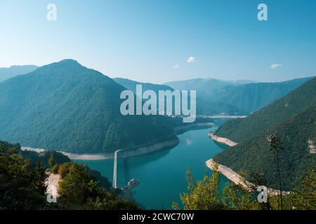 Landschaftlich schöner Blick auf den Piva-See in Montenegro Stockfoto