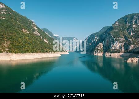 Landschaftlich schöner Blick auf den Piva-See in Montenegro Stockfoto