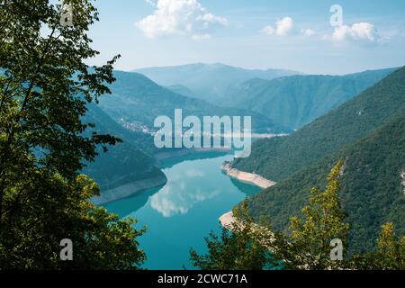 Landschaftlich schöner Blick auf den Piva-See in Montenegro Stockfoto