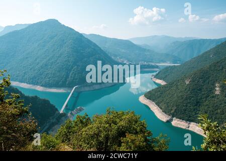 Landschaftlich schöner Blick auf den Piva-See in Montenegro Stockfoto