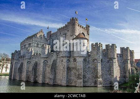 Schloss der Grafen in Gent, Belgien. Mittelalterliche Burg Gravensteen umgeben von Wasser Stockfoto