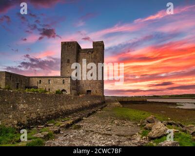 Schöner Sonnenuntergang über Oranmore Castle in der Grafschaft Galway, Irland. Stockfoto