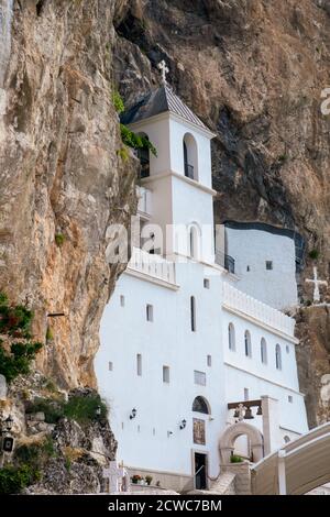 Ostrog Kloster in Montenegro. Die Kirche des Heiligen Kreuzes ist in Fels Stockfoto