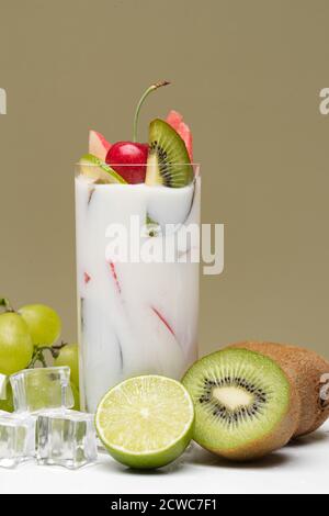 Obstbecher Joghurt und Obst Stockfoto