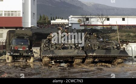 13. Januar 1996 während des Krieges in Bosnien: Soldaten entspannen sich auf ihren CRARVs der britischen Armee (Challenger Armoured Repair and Recovery Vehicles), die Teil des IFOR-Kontingents sind, an den Docks im Hafen von Split, Kroatien. Stockfoto