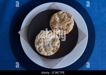 Reiskuchen auf dem Teller Stockfoto