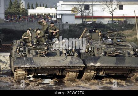 13. Januar 1996 während des Krieges in Bosnien: Soldaten entspannen sich auf ihren CRARVs der britischen Armee (Challenger Armoured Repair and Recovery Vehicles), die Teil des IFOR-Kontingents sind, an den Docks im Hafen von Split, Kroatien. Stockfoto