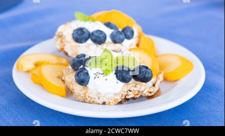 Frische gesunde Sandwiches mit Frischkäse und Heidelbeeren Stockfoto