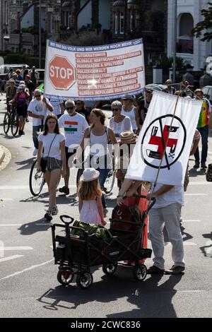 Ein Hakenkreuz-Symbol auf einer Flagge. Deutsche Corona-Rebellen protestieren gegen Einschränkungen des Coronavirus wie das Tragen von Masken und Montagebefehlen der deutschen Regierung, Düsseldorf, Deutschland. Stockfoto