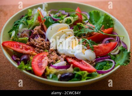 Thunfischsalat mit Gemüse und Eiern auf dem Teller Stockfoto