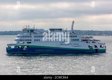 Die wightlink solent Insel von wight Fähre victoria von wight in der solent an einem bewölkten Tag. Stockfoto