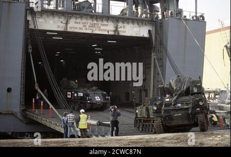 13. Januar 1996 während des Krieges in Bosnien: Britische Army-Rüstung, Teil des IFOR-Kontingents, Entladung vom US-Navy-Transportschiff, MV Cape Race, im Hafen von Split, Kroatien. Stockfoto