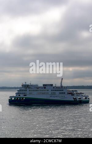 Die wightlink solent Insel von wight Fähre victoria von wight in der solent an einem bewölkten Tag. Stockfoto