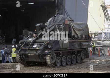 13. Januar 1996 während des Krieges in Bosnien: Britische Army-Rüstung, Teil des IFOR-Kontingents, Entladung vom US-Navy-Transportschiff, MV Cape Race, im Hafen von Split, Kroatien. Stockfoto