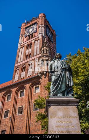 Vertikale Aufnahme der Nicolaus Copernicus Statue in Torun, Polen Stockfoto