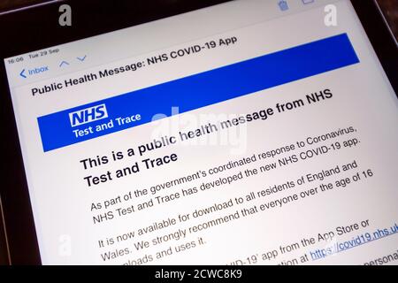 Senden Sie eine E-Mail mit Informationen zur neuen NHS Trace and Test App, der NHS COVID-19 App und Anweisungen zum Herunterladen auf dem Bildschirm eines iPad Stockfoto