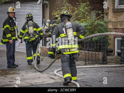 Bronx, Usa. September 2020. (9/28/2020) Feuerwehrleute retteten drei kleine Kinder aus einem brennenden Gebäude im Williamsburg-Abschnitt der Bronx. Das Feuer wurde schnell erdötet, als die Feuerwehrleute die Kinder allein zu Hause fanden.Sie wurden in ein lokales Krankenhaus gebracht und befinden sich in einem kritischen, aber stabilen Zustand. (Foto: Steve Sanchez/Pacific Press/Sipa USA) Quelle: SIPA USA/Alamy Live News Stockfoto