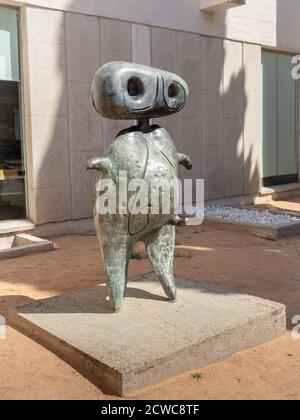 BARCELONA, SPANIEN-4. SEPTEMBER 2020: Personnage (Personage) Skulptur von Joan Miro (eröffnet 1970). Stockfoto