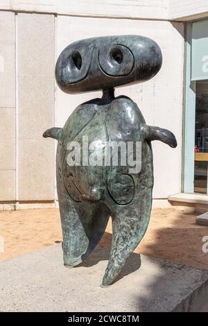BARCELONA, SPANIEN-4. SEPTEMBER 2020: Personnage (Personage) Skulptur von Joan Miro (eröffnet 1970). Stockfoto