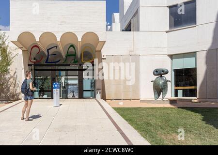 BARCELONA, SPANIEN-4. SEPTEMBER 2020: Eingang zum Gebäude Fundacio Joan Miro. Architekt: Josep Lluis Sert (eröffnet 1975) Stockfoto