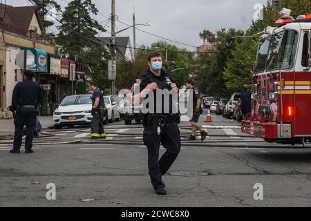 Bronx, Usa. September 2020. (9/28/2020) Feuerwehrleute retteten drei kleine Kinder aus einem brennenden Gebäude im Williamsburg-Abschnitt der Bronx. Das Feuer wurde schnell erdötet, als die Feuerwehrleute die Kinder allein zu Hause fanden.Sie wurden in ein lokales Krankenhaus gebracht und befinden sich in einem kritischen, aber stabilen Zustand. (Foto: Steve Sanchez/Pacific Press/Sipa USA) Quelle: SIPA USA/Alamy Live News Stockfoto