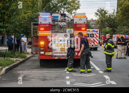 Bronx, Usa. September 2020. (9/28/2020) Feuerwehrleute retteten drei kleine Kinder aus einem brennenden Gebäude im Williamsburg-Abschnitt der Bronx. Das Feuer wurde schnell erdötet, als die Feuerwehrleute die Kinder allein zu Hause fanden.Sie wurden in ein lokales Krankenhaus gebracht und befinden sich in einem kritischen, aber stabilen Zustand. (Foto: Steve Sanchez/Pacific Press/Sipa USA) Quelle: SIPA USA/Alamy Live News Stockfoto