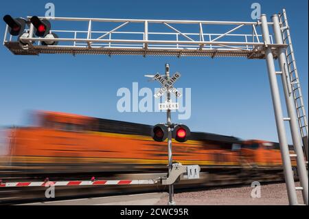 Zoom Zug Motor Beschleunigung vorbei Bahnübergang Stockfoto