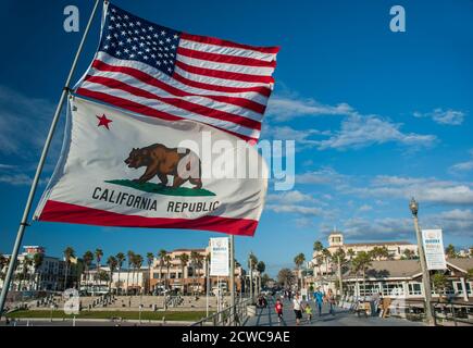 Huntington Beach, Kalifornien - 11. Oktober 2012: Die Sterne und Streifen und kalifornische Staatsflaggen flattern auf dem Pier des Huntington Beach Californ Stockfoto