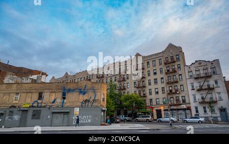 Brooklyn, New York City - 22. Mai 2016: Panorama der alten Gebäude in Borinquen Place, Brooklyn, New York. Stockfoto