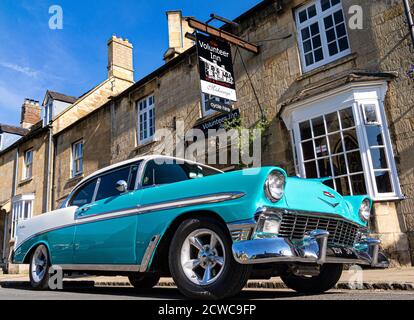 der 1950 / 60er Jahre Chevrolet Bel Air Hardtop amerikanische Oldtimer außerhalb einer Gastwirtschaft Cotswolds B & B Stockfoto