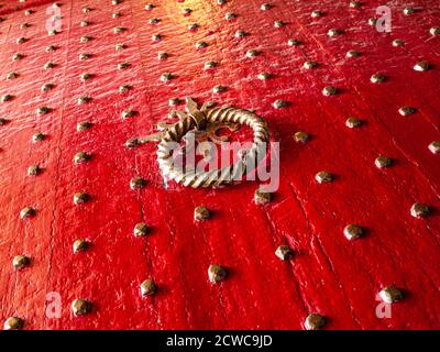 Hölzerne rote Messing besetzt gotischen Kirche Eingang Tür Klopfer Griff Nach Winchester Cathedral Hampshire UK Stockfoto