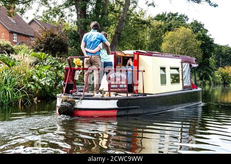Fluss Wey Aufenthalt Bootstouren Kreuzfahrt mit romantischen Paar auf 'WeyDays' Boot mieten schmale Boot Barge, genießen Sie eine Spätsommer-Kreuzfahrt an ihrem besonderen Feiertag. Stockfoto