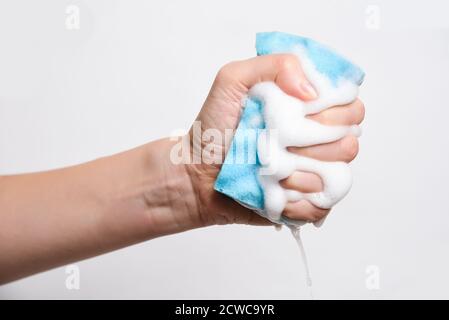 Schwamm zum Waschen von Geschirr in der Hand. Householdind Arbeitskonzept. Stockfoto