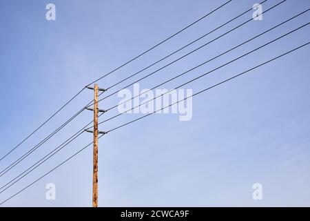 Utility Pole und die Drähte gegen Sky Stockfoto