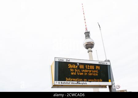 Berlin, Deutschland. September 2020. Das Foto vom 29. September 2020 zeigt einen Bildschirm mit Informationen über einen Warnstreik des öffentlichen Nahverkehrs an einer U-Bahn-Station in der Nähe des Fernsehturms in Berlin, der Hauptstadt Deutschlands. Der öffentliche Nahverkehr in Berlin mit Bussen, U-Bahnen und Straßenbahnen wurde am Dienstag um 3:00 Uhr durch einen Warnstreik im Streit um Arbeitsbedingungen und Lohn unterbrochen. Quelle: Binh Truong/Xinhua/Alamy Live News Stockfoto