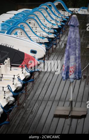 Kaisersbach, Deutschland. September 2020. Boote werden an einem geschlossenen Bootsverleih auf dem Ebnisee vertäut. Quelle: Sebastian Gollnow/dpa/Alamy Live News Stockfoto