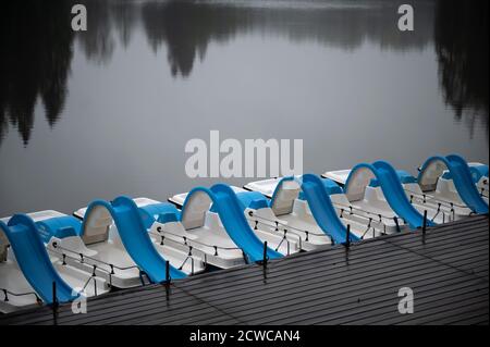 Kaisersbach, Deutschland. September 2020. Boote werden an einem geschlossenen Bootsverleih auf dem Ebnisee vertäut. Quelle: Sebastian Gollnow/dpa/Alamy Live News Stockfoto