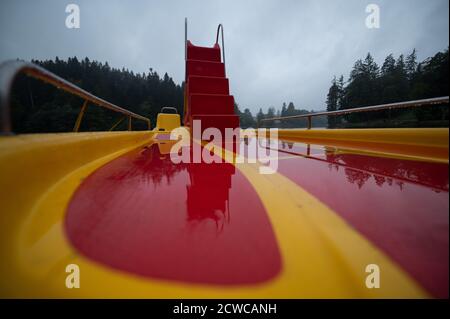 Kaisersbach, Deutschland. September 2020. Wasser hat sich auf einem Boot mit Rutsche am Ebnisee gesammelt. Quelle: Sebastian Gollnow/dpa/Alamy Live News Stockfoto