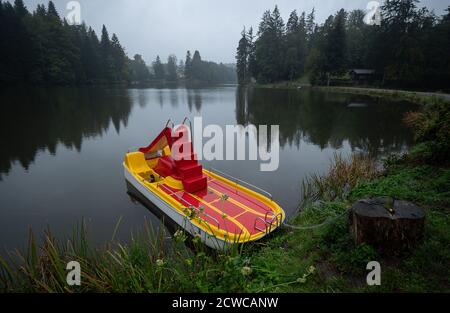 Kaisersbach, Deutschland. September 2020. Ein gelb-rotes Boot mit Rutsche liegt am Ebnisee verlassen. Quelle: Sebastian Gollnow/dpa/Alamy Live News Stockfoto