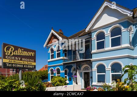 England, West Sussex, Worthing, bunte Seafront Bed and Breakfast Unterkunft Stockfoto