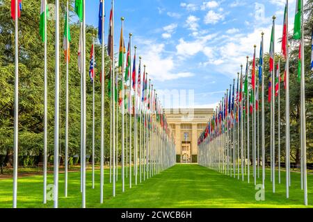 Genf, Schweiz - 16. Aug 2020: Reihe von Flaggen am Eingang der Büros der Vereinten Nationen oder des Palais des Nations im Ariana Park, am Ufer des Genfer Sees Stockfoto