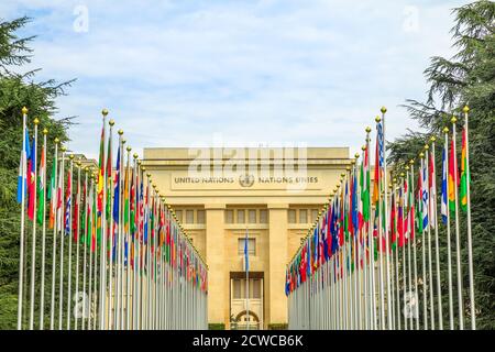 Genf, Schweiz - 16. Aug 2020: Reihe von Flaggen am Eingang der Büros der Vereinten Nationen oder des Palais des Nations im Ariana Park, am Ufer des Genfer Sees Stockfoto