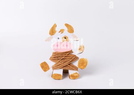 Craft Kuh aus Pappe, wie man Stier oder Ochse zu Hause zu machen. Kinder Kunstprojekt. DIY Konzept. Figurine Spielzeug auf weiß. Schritt für Schritt Foto Anleitung. Stockfoto