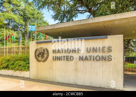 Genf, Schweiz - 16. Aug 2020: Banner-Wappen am Hauptsitz der Vereinten Nationen oder Palais des Nations im Ariana Park, am Genfer See. Seit 1966 Stockfoto