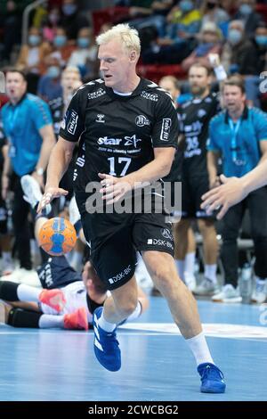 Düsseldorf, Deutschland. September 2020. Handball: DHB Supercup, THW Kiel - SG Flensburg-Handewitt im ISS Dome. Kieler Patrick Wiencek kämpft um den Ball. Quelle: Federico Gambarini/dpa/Alamy Live News Stockfoto