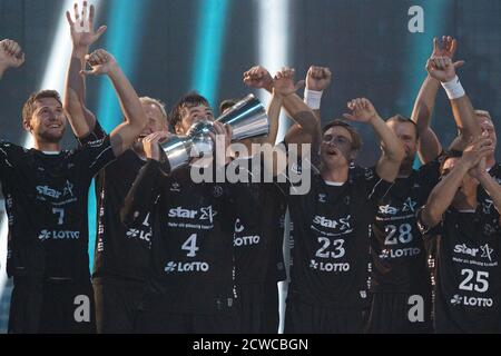 Düsseldorf, Deutschland. September 2020. Handball: DHB Supercup, THW Kiel - SG Flensburg-Handewitt im ISS Dome. Das Kieler Team feiert den Supercup. Quelle: Federico Gambarini/dpa/Alamy Live News Stockfoto